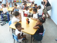 Neue Tische und St�hle f�r die Kinder des Kindergarten Palomita Blanca